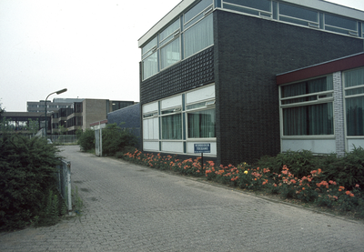 117650 Gezicht op het in het wijkcentrum Kanaleneiland gevestigde politiebureau (Marco Pololaan 6) te Utrecht.